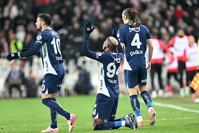 son-dakika-haberi-fenerbahce-sivasta-3-golle-kazandi-taliscadan-maca-damga-vuran-gol-1744568404682.jpeg
