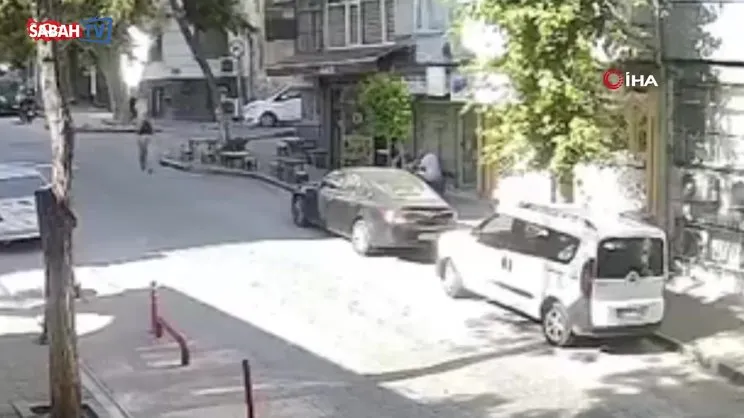 Yolda yürüyen genç kadına dehşeti yaşattı! Önce sözlü taciz etti ardından aracıyla ayağının üzerinden geçti | Video