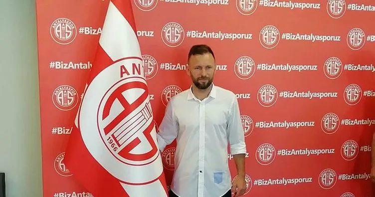 Hakan Özmert Antalyaspor’la sözleşme yeniledi!