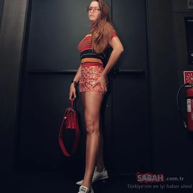 Serenay Sarıkaya süper mini kırmızı elbisesiyle yaktı geçti! Sosyal medyaya damga vurdu!