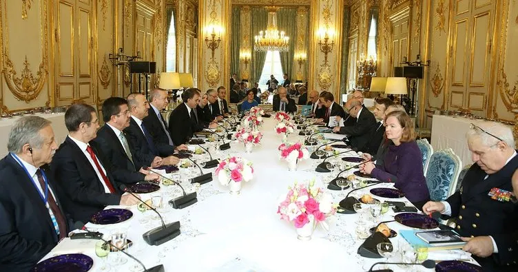 Cumhurbaşkanı Erdoğan, Paris’te heyetler arası öğle yemeğine katıldı