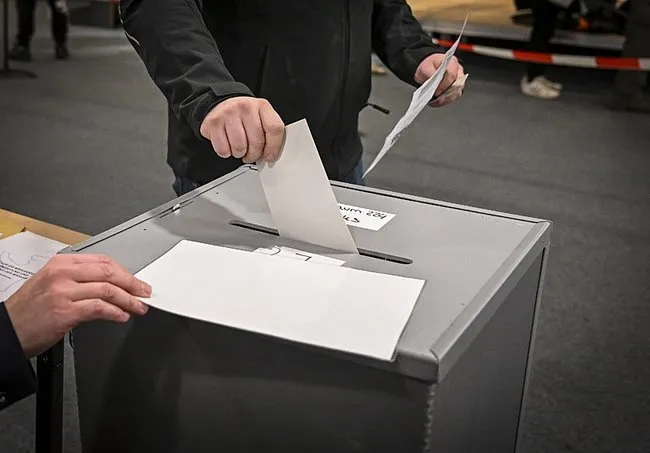 Almanya’da sandıktan yine üçlü koalisyon çıktı! İlk sonuçlar geldi...