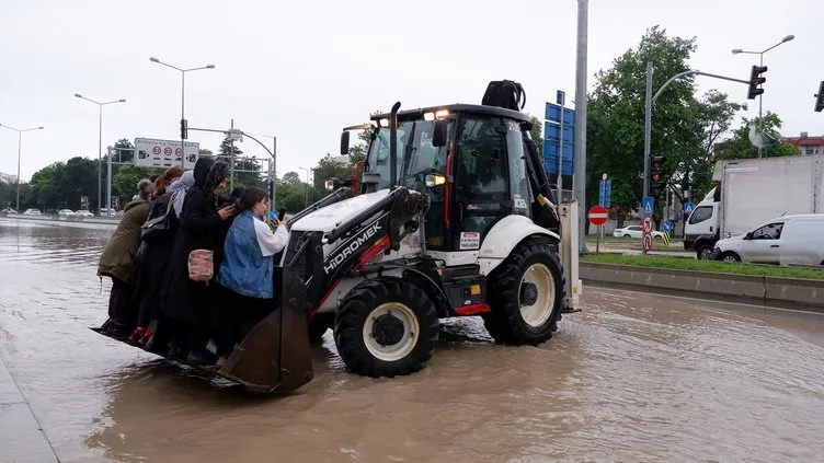 Son dakika! Samsun selle boğuşuyor! İnanılmaz görüntüler: İşe sandalla gittiler... Okullar tatil!