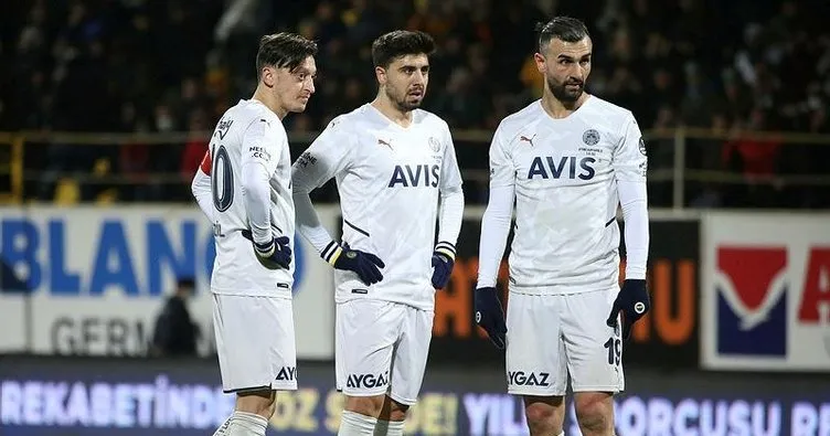 Son dakika: Fenerbahçe’den flaş karar! Mesut Özil ve Ozan Tufan kadro dışı bırakıldı