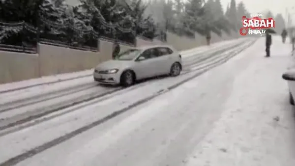 Son dakika: İstanbul'da karda kayan aracın bariyerlere çarpma anı kamerada | Video
