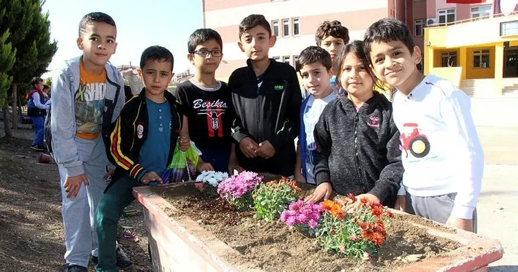 Öğrenciler okul bahçesini çiçeklendirdi
