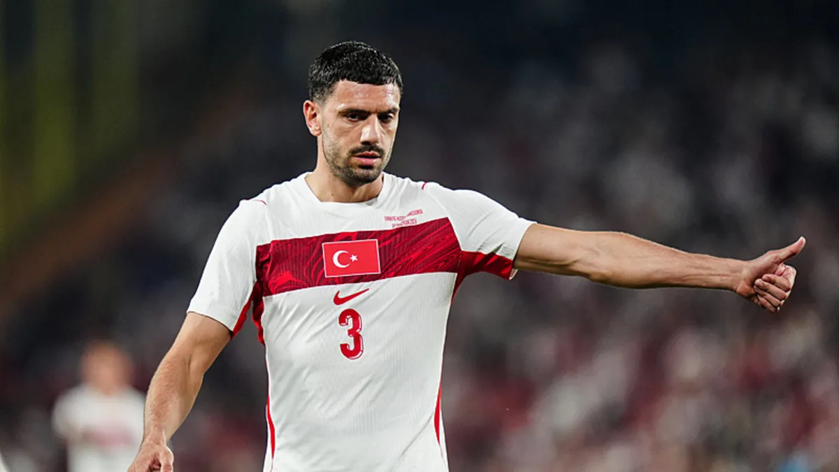 Milli futbolcu Merih Demiral sahada mücadele ederken