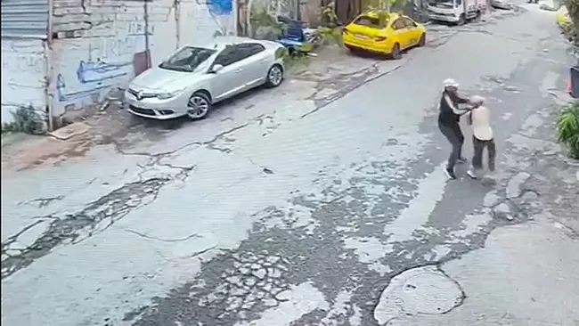 beyoglunda-dehset-hastanaye-giden-kadini-gasbetti-o-korku-dolu-anlar-kamerada-1755762588545.jpeg Beyoğlu'nda dehşet! Hastaneye giden kadını gasbetti! O korku dolu anlar kamerada