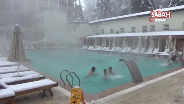 Yalova'nın Termal ilçesinde tatilciler kar altında havuz keyfi yapıyor