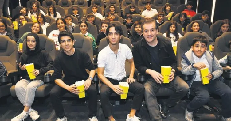 Çocuklarla mısır yiyip film izlediler