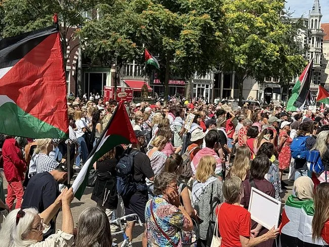 Hollanda’da yüzler Gazze için sokakta: Özgür Filistin diyerek, dünyaya seslendiler!