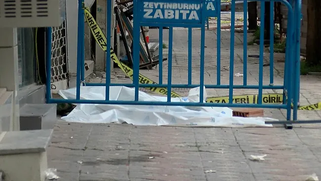 zeytinburnuda-kahreden-olay-beton-parcasi-can-aldi-6-yasindaki-cocuk-hayatini-kaybetti-1775054834051.jpg
