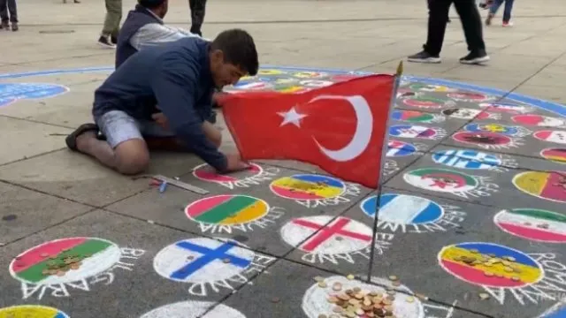 1 tanesi hariç tüm bayrakları yere çiziyor! Duygulandıran Türkiye detayı