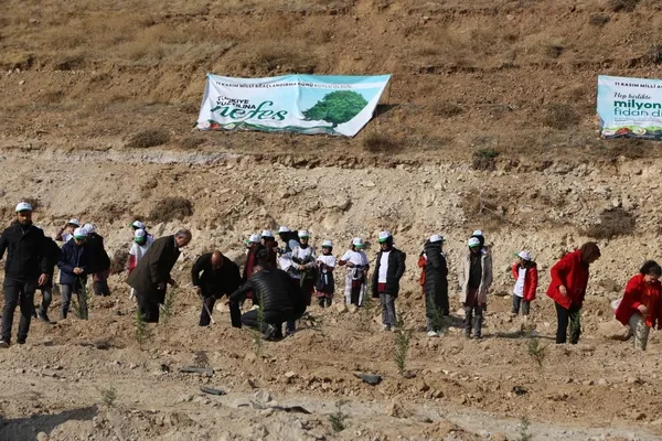 nevsehirde-8-bin-fidan-toprakla-bulustu-1668172129496.jpg