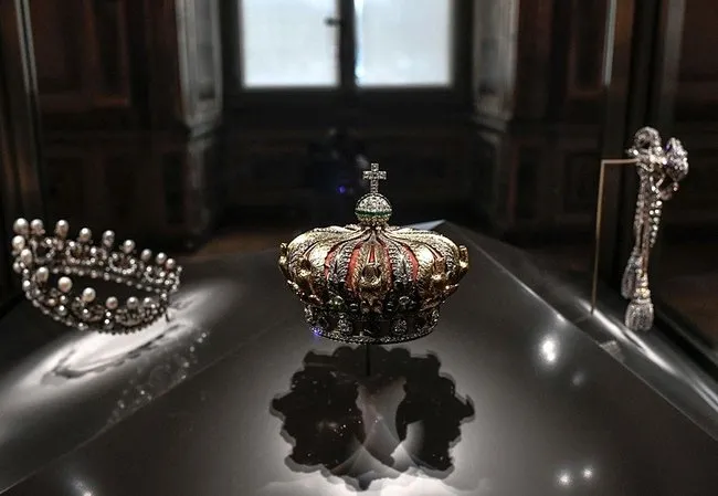 Louvre’dan çalınan mücevherlerin değeri açıklandı