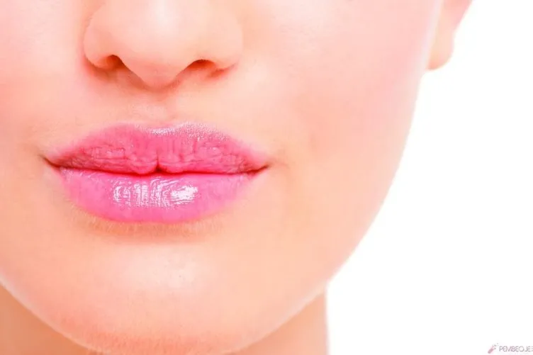 Dolgun dudaklı olmak kadınları mutlu ediyor