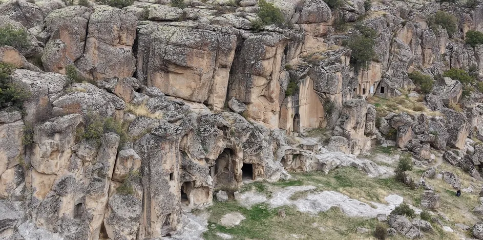 Kayaların içini oyarak yapmışlar! 5 kilometrelik vadide 28 kilise ve 2 yeraltı şehri var