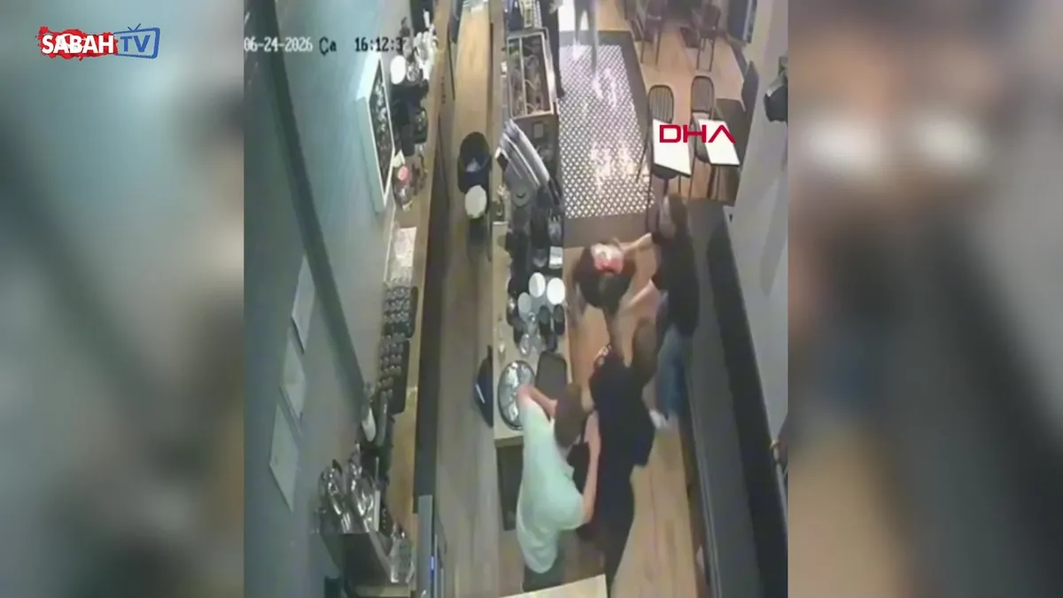 Kafe çalışanını öldüresiye darbetti! O anlar kamerada | Video videosunu izle Kafe çalışanını öldüresiye darbetti! O anlar kamerada | Video videosunu izle