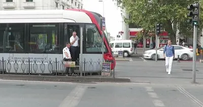 Kırmızı ışıkta geçen Japon turist tramvayın altında kaldı