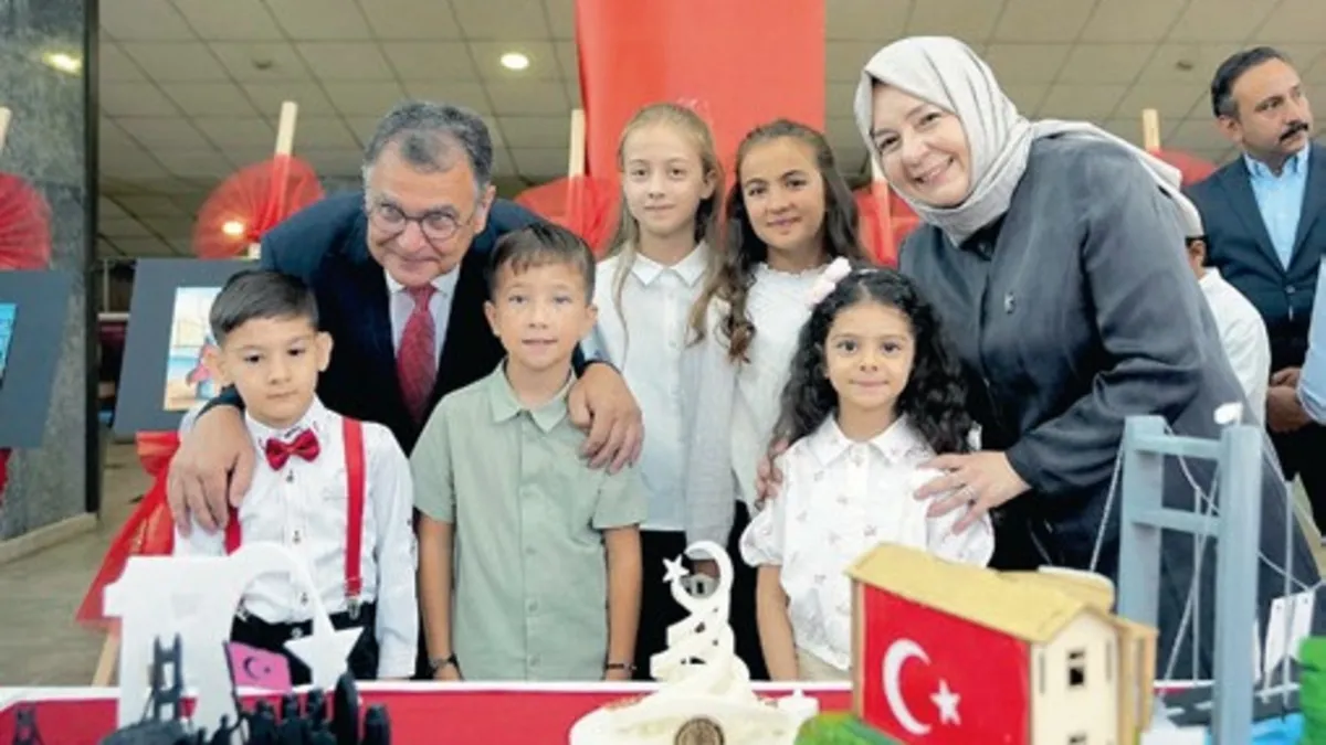 Öğrencilerin 15 Temmuz anısına hazırladığı sanat eserlerinin sergilendiği bir pano.