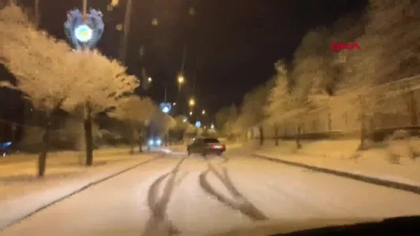 İstanbul'da kar yağışı! Çekmeköy'de karla kaplı yolda drift yapan otomobil sürücüsü kamerada