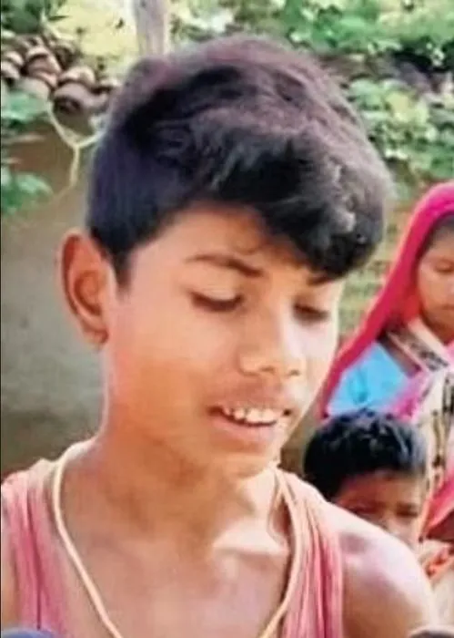 Dünya bunu konuşuyor! 8 yaşındaki çocuk zehirli kobrayı ısırarak öldürdü