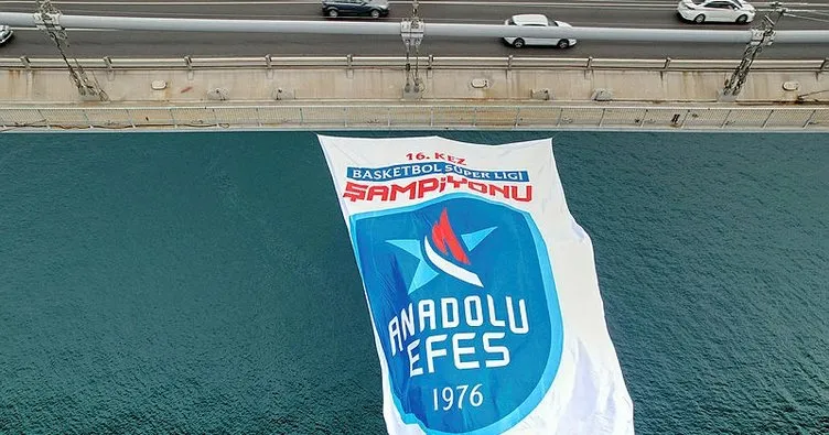 Anadolu Efes’in şampiyonluk bayrağı İstanbul Boğazı’nda!