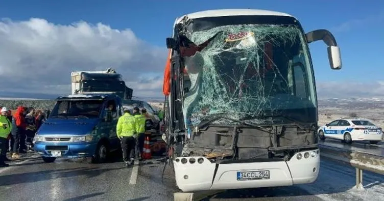 Sivas’ta yolcu otobüsü TIR’a çarptı! 1 ölü 2 yaralı!