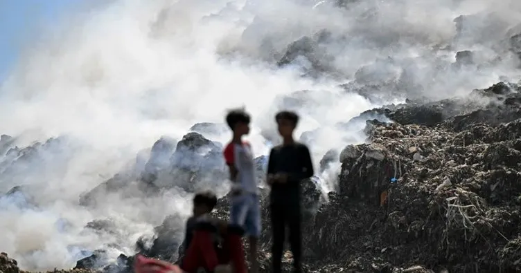 Hindistan’da çöp dağı yangını panik yarattı: Başkent zehirli gaza boğuldu!