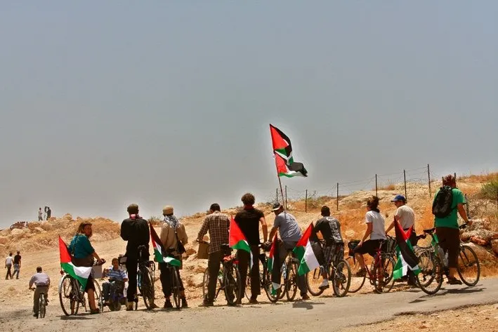 Bisikletle Filistin’e gittiler!