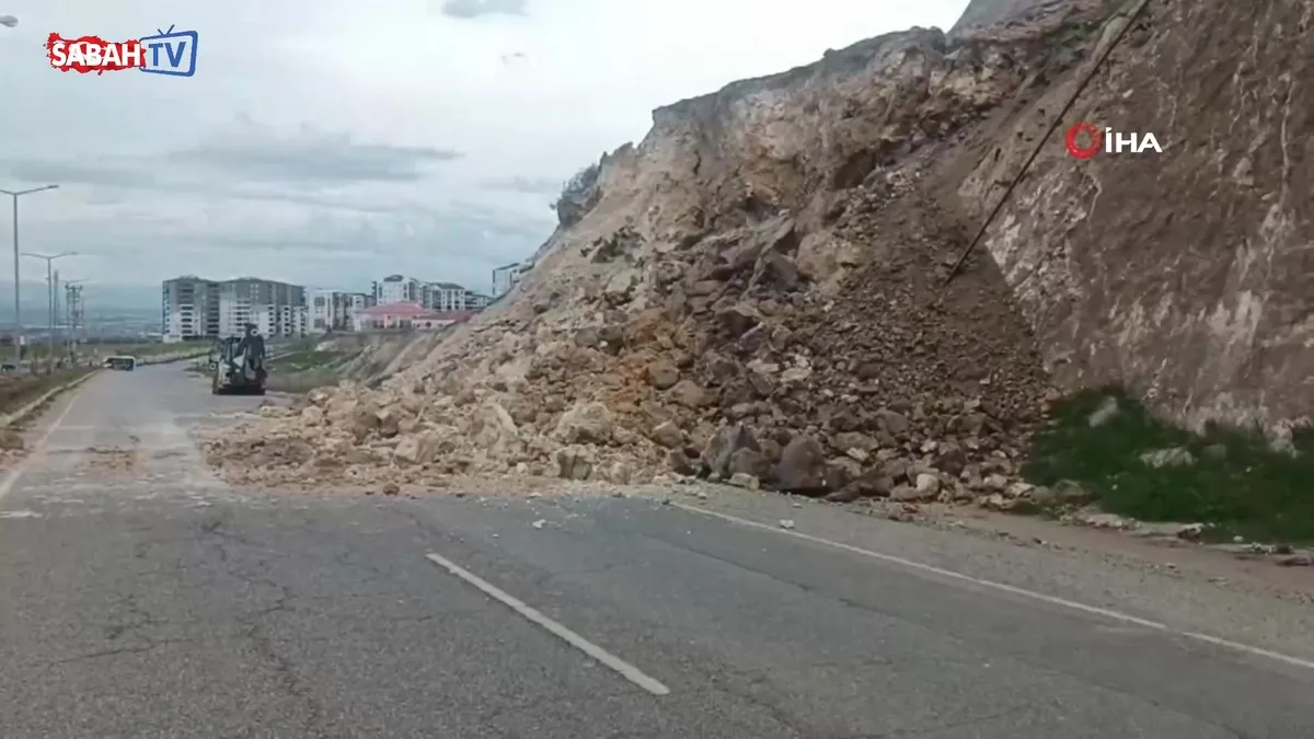 Batman’da heyelan: Üniversitenin yolu ulaşıma kapandı videosunu izle Batman’da heyelan: Üniversitenin yolu ulaşıma kapandı videosunu izle