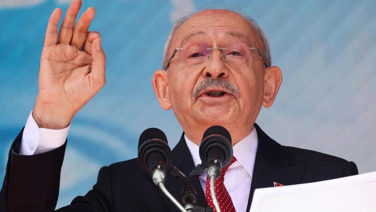 CHP Genel Merkezi önünde toplanan kalabalık ve parti bayrakları
