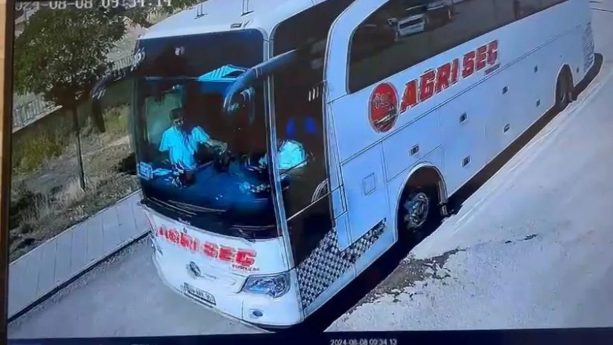 Ankara'da köprü ayağına çarpan otobüsün Ağrı'dan çıkış anı güvenlik kamerasında...