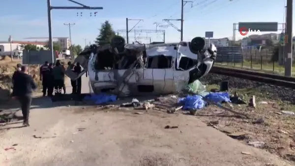 SON DAKİKA: Tekirdağ'da feci kaza! Yük treni işçi servisine çarptı: 4 ölü, 7 yaralı... Olay yerinden ilk görüntüler