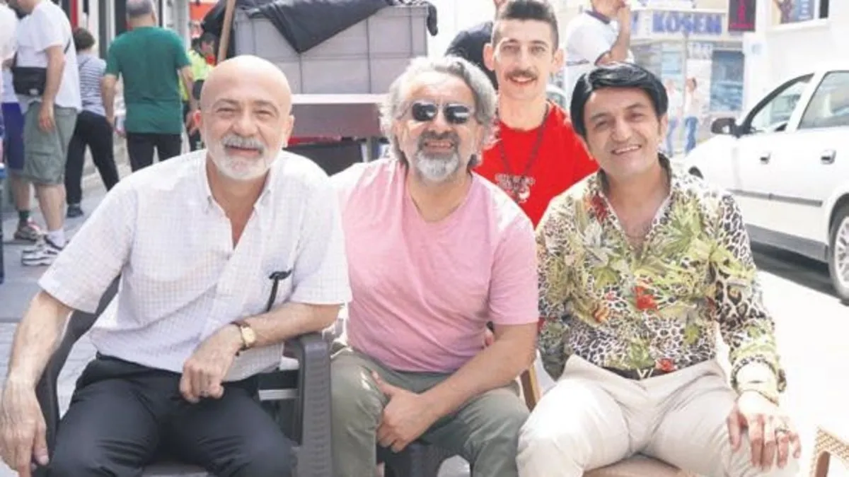 Muhtarlık yarışı sinema salonlarını kahkahaya boğacak Muhtarlık yarışı sinema salonlarını kahkahaya boğacak