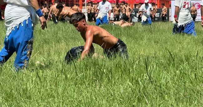 Minik pehlivanların er meydanına çıkmasıyla güreşler başladı