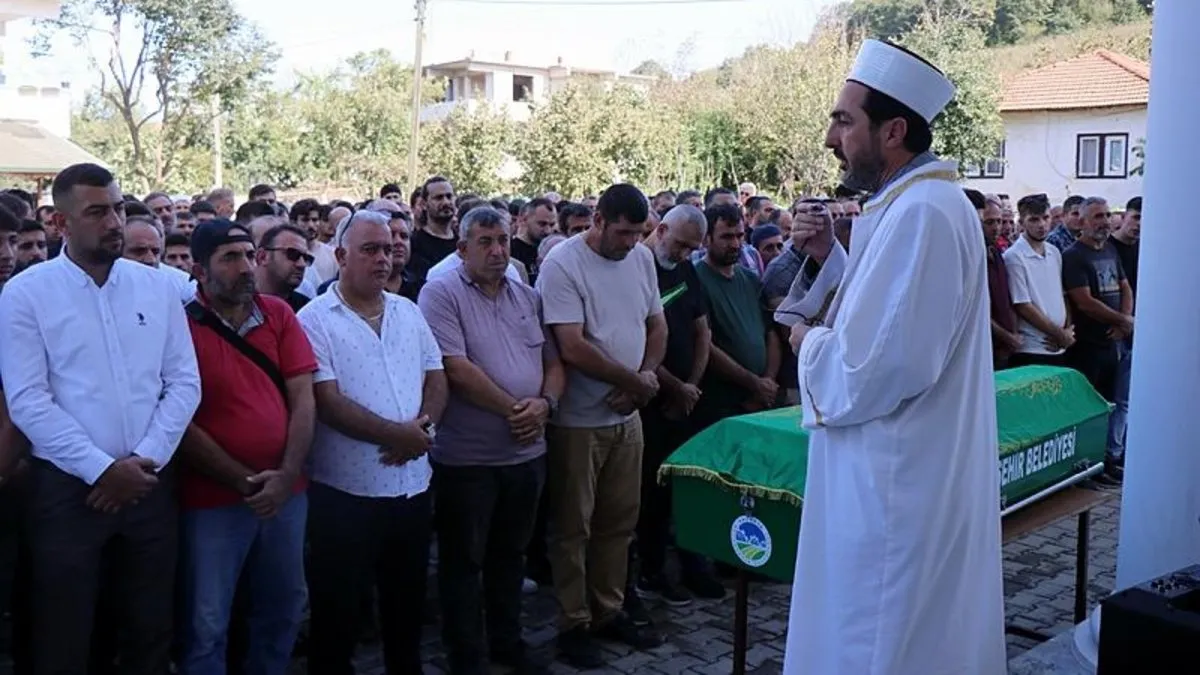 Sakarya'da makarna fabrikasındaki patlamada yaralanarak hastanede hayatını kaybeden işçi defnedildi