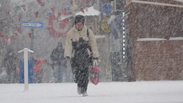 Son dakika: Meteoroloji’den flaş hava durumu raporu! İstanbul’da beklenen yağış başladı: 23 il için kar uyarısı