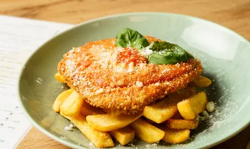 Altın renginde dışı çıtır ev yapımı şinitzel tarifi