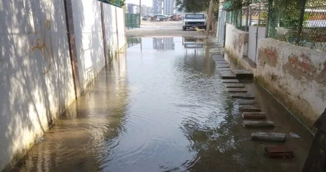 Burası İzmir: Patlayan su borusu 1 aydır tamir bekliyor !