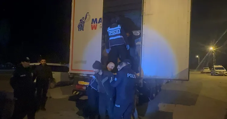 Erbaa’da film gibi operasyon! TIR dorsesinde 18 düzensiz göçmen yakalandı