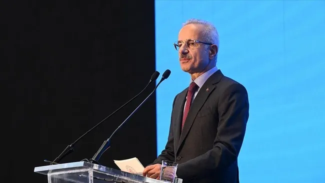 cocuklarin-sosyal-medya-kullanimina-yeni-duzenleme-bakan-uraloglu-tarih-verdi-1735243187350.jpg