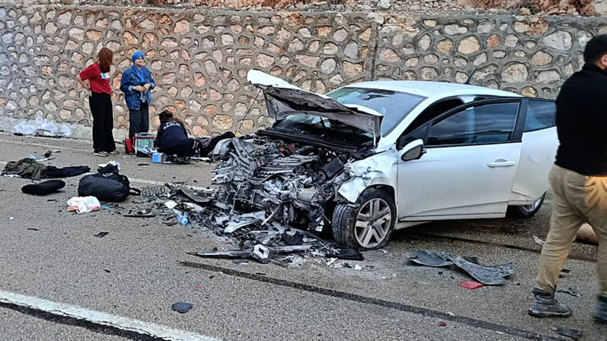 Malatya’da iki otomobil kafa kafaya çarpıştı: 8 yaralı Malatya’da iki otomobil kafa kafaya çarpıştı: 8 yaralı