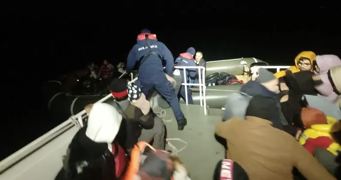 Balıkesir’de Türk karasularına itilen 42 düzensiz göçmen kurtarıldı