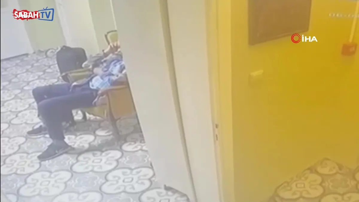 Beyoğlu ve Fatih’te hırsızlık yapan şüpheli önce güvenlik kamerasına sonra polise yakalandı | Video videosunu izle Beyoğlu ve Fatih’te hırsızlık yapan şüpheli önce güvenlik kamerasına sonra polise yakalandı | Video videosunu izle