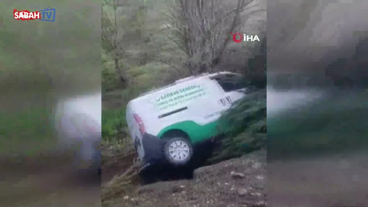 Cenaze nakil aracı kaza yaptı, araçtaki 2 kişi yaralandı | Video videosunu izle Cenaze nakil aracı kaza yaptı, araçtaki 2 kişi yaralandı | Video videosunu izle