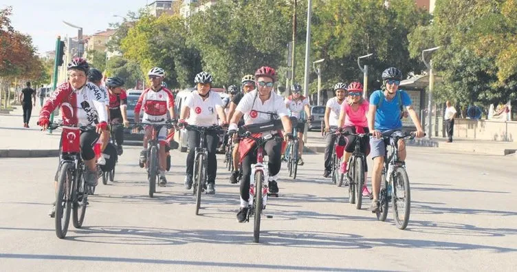 Bayrak Ankaralı bisikletçilerde