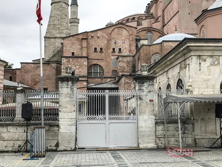 Εικόνες της τελευταίας στιγμής και όλες οι εξελίξεις από την Αγία Σοφία που προετοιμάστηκαν για την προσευχή της Παρασκευής