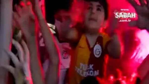 Galatasaraylı yeğenini Beşiktaşlı olsun diye stadyum çevresindeki kutlamalara getirdi | Video
