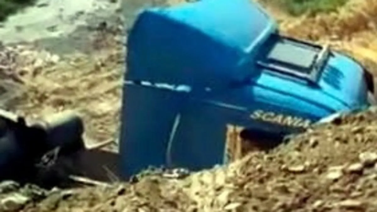 Döküm sahasında toprak kayması ile kamyonlar boşluğa devriliyor